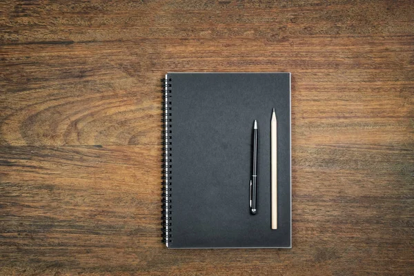 Eğitim kavramı, ekipman ve malzemeleri eski ahşap arka plan üzerinde çalışmak için.