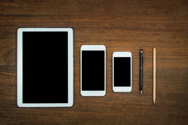 Eğitim kavramı, ekipman ve malzemeleri eski ahşap arka plan üzerinde çalışmak için.