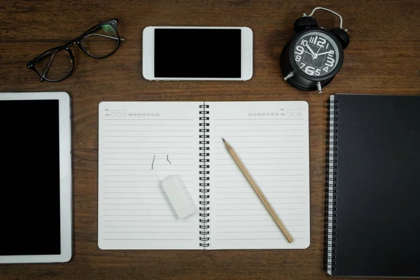 Eğitim kavramı, ekipman ve malzemeleri eski ahşap arka plan üzerinde çalışmak için.