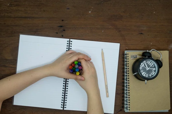 Eğitim kavramı, ekipman ve malzemeleri eski ahşap arka plan üzerinde çalışmak için.