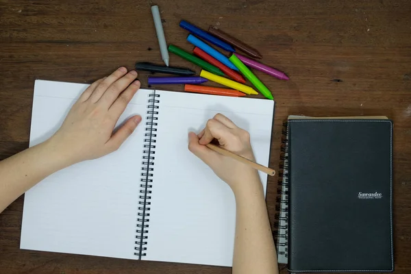 Onderwijs concept, apparatuur en benodigdheden voor werk op oude houten achtergrond. — Stockfoto