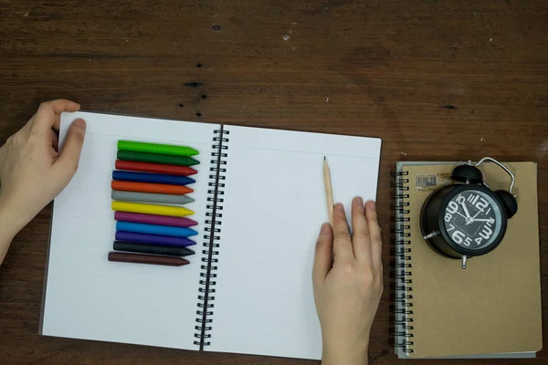 Eğitim kavramı, ekipman ve malzemeleri eski ahşap arka plan üzerinde çalışmak için.