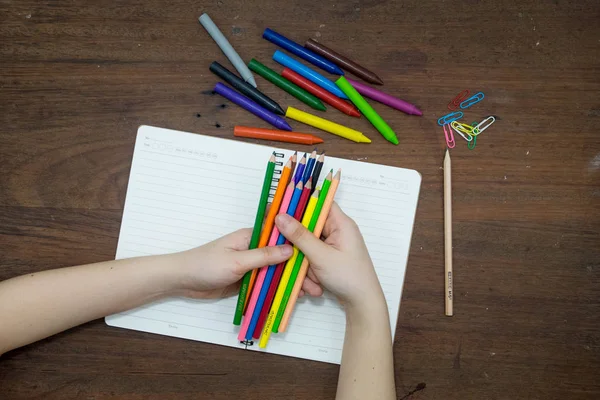 Eğitim kavramı, ekipman ve malzemeleri eski ahşap arka plan üzerinde çalışmak için.