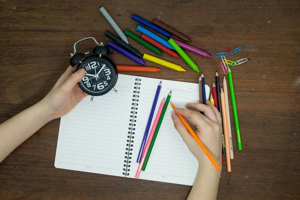 Eğitim kavramı, ekipman ve malzemeleri eski ahşap arka plan üzerinde çalışmak için.