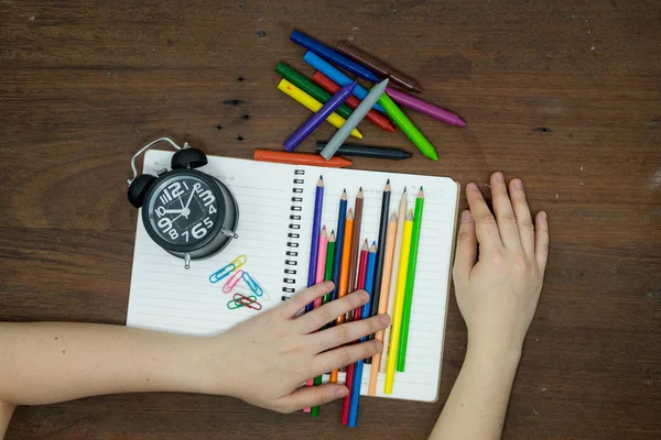 Eğitim kavramı, ekipman ve malzemeleri eski ahşap arka plan üzerinde çalışmak için.