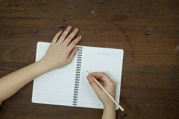 Eğitim kavramı, ekipman ve malzemeleri eski ahşap arka plan üzerinde çalışmak için.