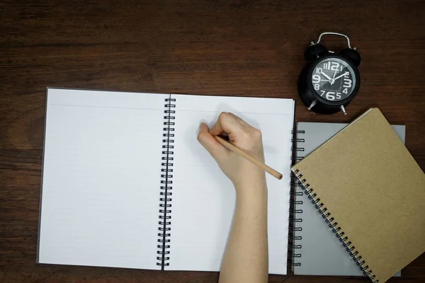 Eğitim kavramı, ekipman ve malzemeleri eski ahşap arka plan üzerinde çalışmak için.