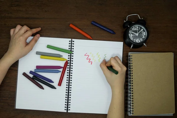 Eğitim kavramı, ekipman ve malzemeleri eski ahşap arka plan üzerinde çalışmak için.