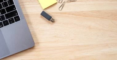 Ofis malzemeleri, COVID-19 Coronavirus karantina konsepti, iş motivasyonu fikirleri, evden çalışma..,