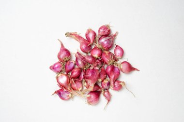 Beyaz arkaplanda Shallot izole.