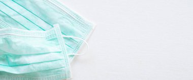 Beyaz arka planda tıbbi maskeler.