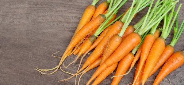 Ramo Zanahorias Frescas Sobre Fondo Madera —  Fotos de Stock