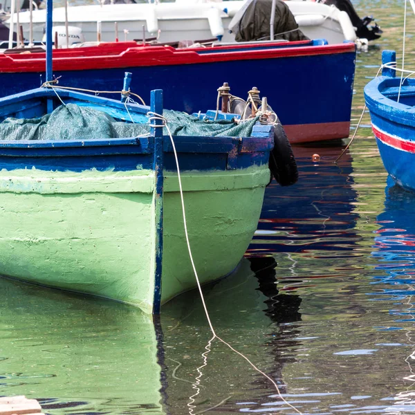 Tradtional balıkçı teknesi - Sicilya