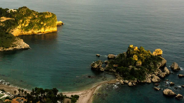 Ιταλία: Αεροφωτογραφία του νησιού και Isola Bella στο sunrise — Φωτογραφία Αρχείου