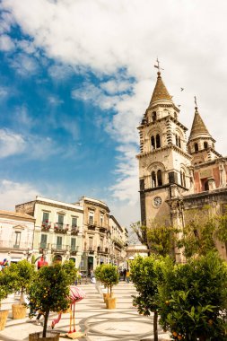 Kilise Meydanı ağaçta