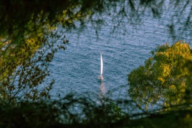 Плаваючий човен