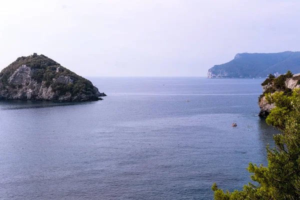 Vista da ilha de Bergeggi (Itália ) — Fotografia de Stock