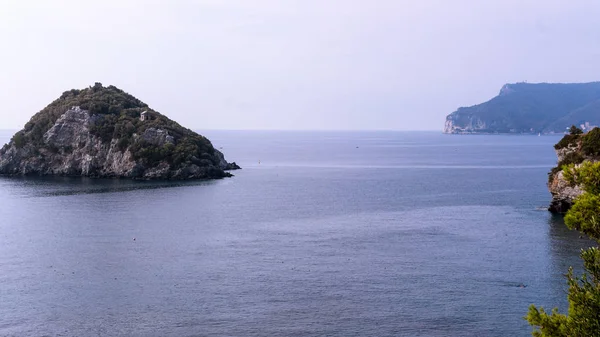 Θέα από το νησί του Bergeggi (Ιταλία) — Φωτογραφία Αρχείου
