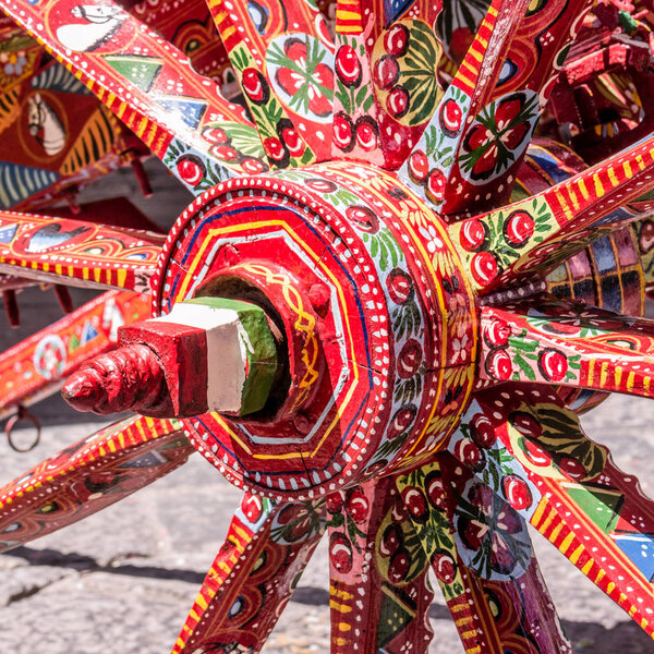 Колесо традиционной сицилийской тележки
