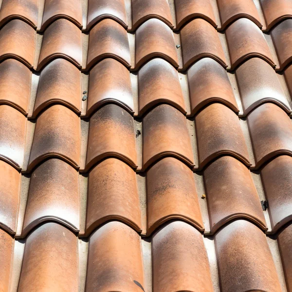 La azotea en peligroso asbesto y tejas antiguas — Foto de stock