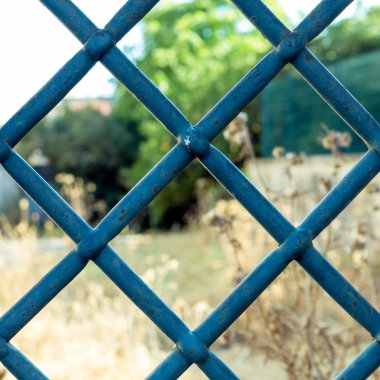 Eski pencere demir parmaklıkları