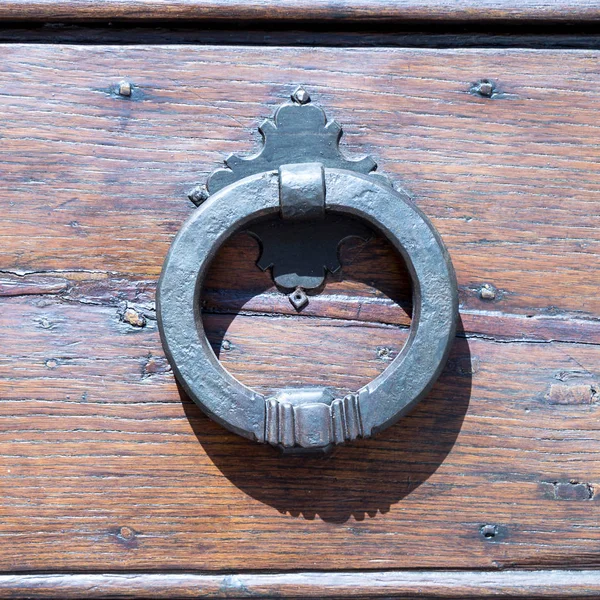 Włochy: Bliska rustykalne Stare drzwi — Zdjęcie stockowe