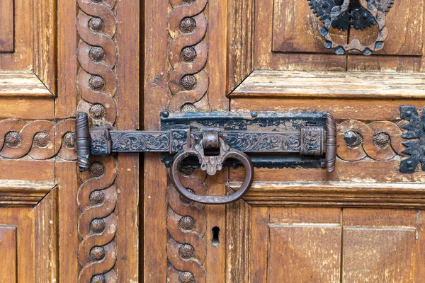 Italia: Primer plano de la vieja puerta rústica — Foto de Stock