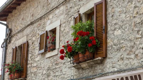 Toscane huis en bloemen — Stockfoto