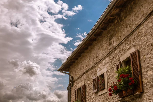 Tuscany ház és virágok — Stock Fotó