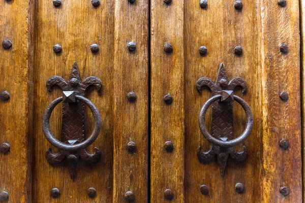 Italy: Close up of rustic old door — Stock Photo, Image