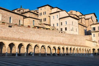 Assisi, İtalya. Eski city göster