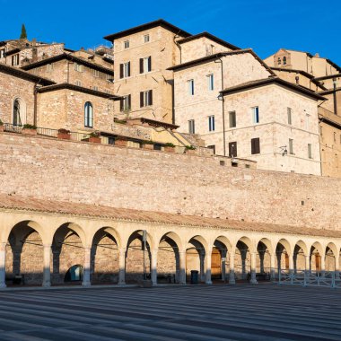 Assisi, İtalya. Eski city göster