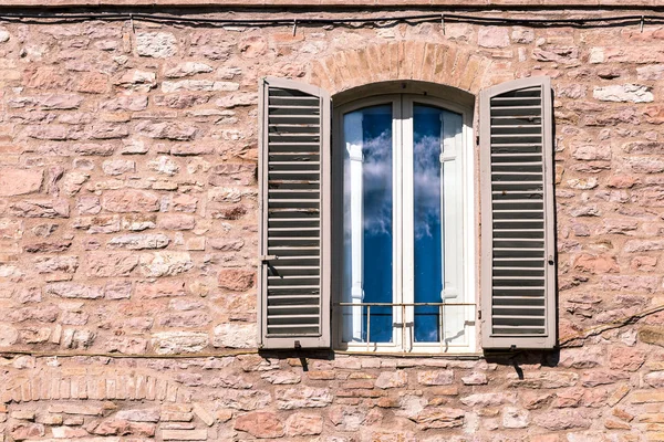 Ventana de pared medieval — Foto de Stock