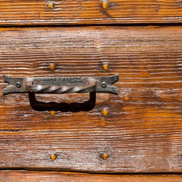 Itália: Fechar da velha porta rústica — Fotografia de Stock