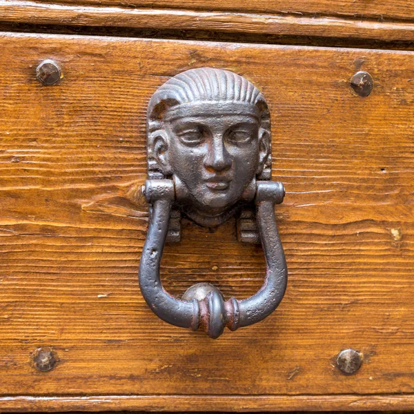 Italien: Närbild på rustik gammal dörr — Stockfoto