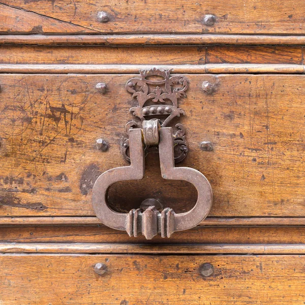 Italia: Primo piano della vecchia porta rustica — Foto Stock