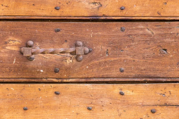 Ιταλία: Κοντινό πλάνο ρουστίκ παλιά πόρτα — Φωτογραφία Αρχείου
