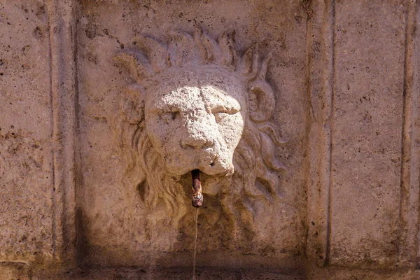 Деталь древнего фонтана — стоковое фото