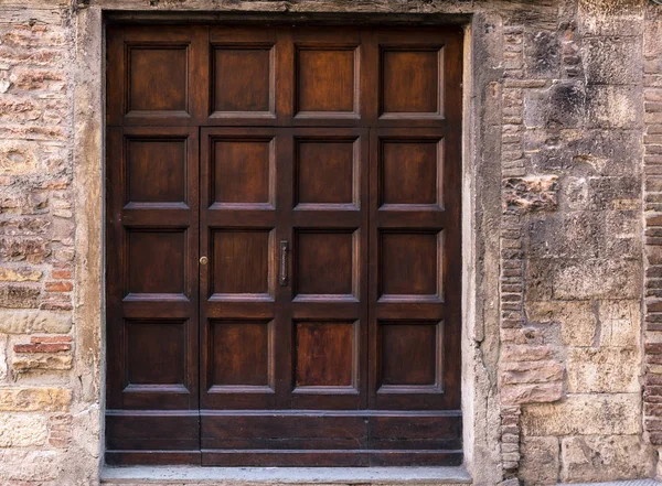 Mittelalterliches Mauerfenster — Stockfoto