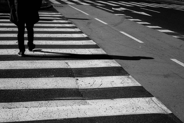 Men on pedestrian crossing — Stock Photo, Image