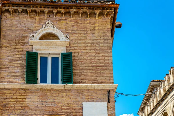 Ventanas en las fachadas — Foto de Stock