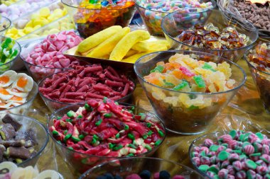 Çok renkli doğulu baharatlar.