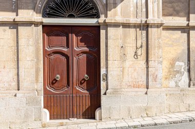 Modika (Sicilya): Tarihi asil sarayların antik kapıları