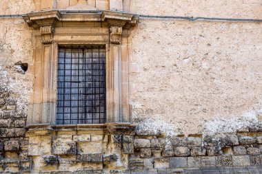 Eski ortaçağ evlerinin ön cephelerinde pencereler