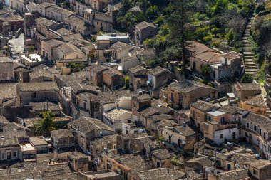 Tipik bir Sicilya kasabasının yukarıdan görünüşü