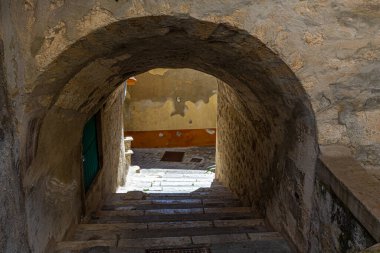 Modica köyünün (Sicilya) barok alt geçitlerinden biri.)