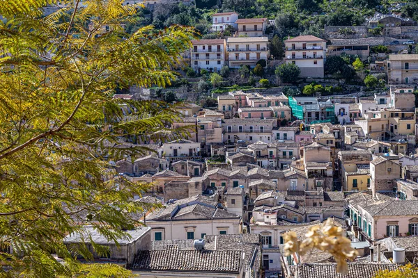 Tipik bir Sicilya kasabasının yukarıdan görünüşü