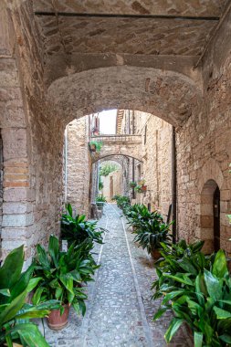 Umbria kentlerinin (İtalya) güzel ortaçağ sokaklarının ve evlerinin fotoğrafları)