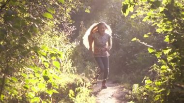 Kız orman yolu çalışır