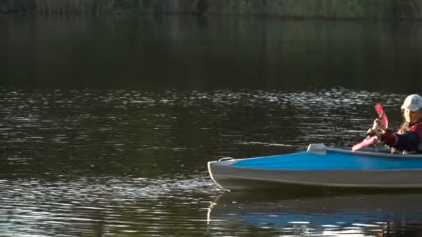 Vacaciones activas en un kayak — Vídeo de stock